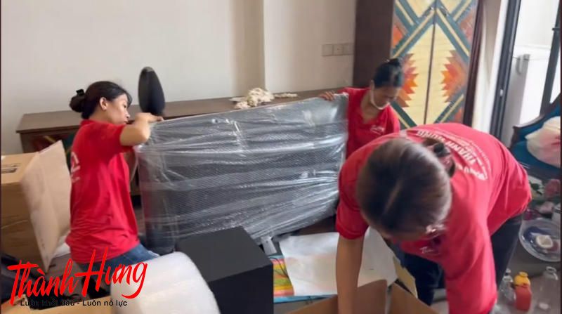 Gói đồ chuyền nhà trong ngõ nhỏ tại quận Hoàn Kiếm