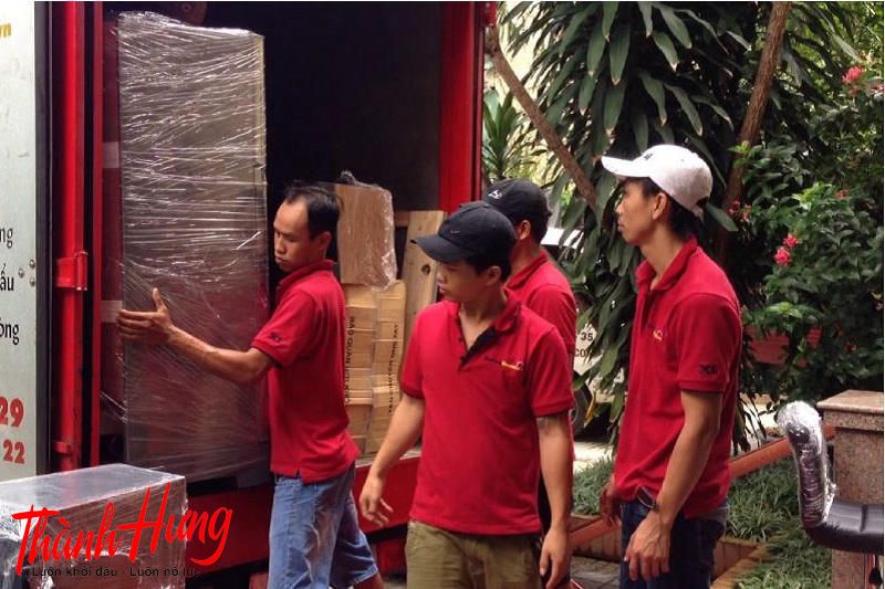 Nhân Viên bên Thành Hưng chuyên nghiệp và cẩn thận trong quá trình di chuyển