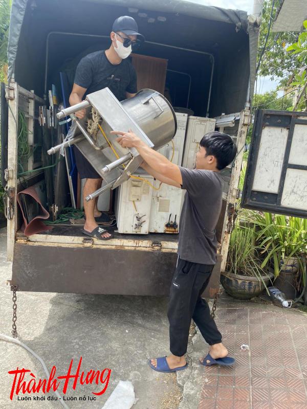 Các nhân viên của Thành Hưng luôn cẩn thận, tỉ mỉ trong khâu đóng gói và chuyển đồ 