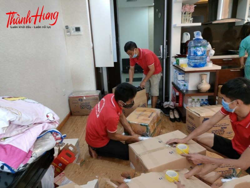 Nhân viên có kinh nghiệm thực hiện công việc chuyển nhà cho bạn.
