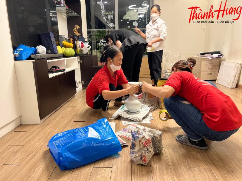 Bạn có thể tự mình đóng gói đồ đạc rồi thuê dịch vụ chuyển đồ.