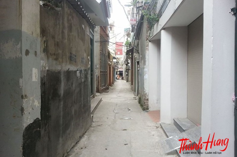 Nhà trong hẻm ngõ nhỏ rất khó để di chuyển đồ đạc cồng kềnh.