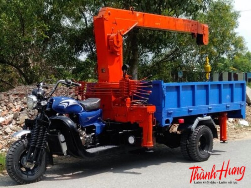 Xe ba gác vận chuyển trong ngõ nhỏ.
