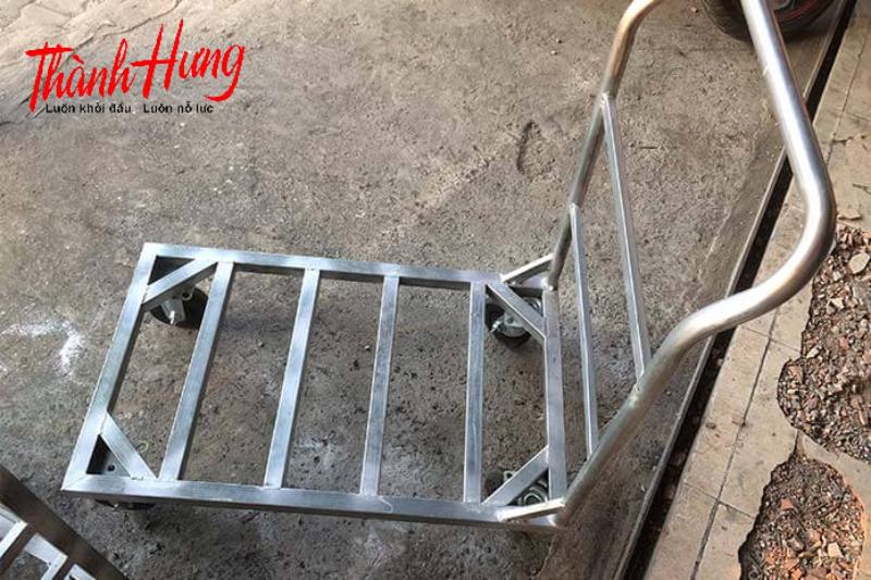 Xe đẩy vận chuyển trong hẻm nhỏ.