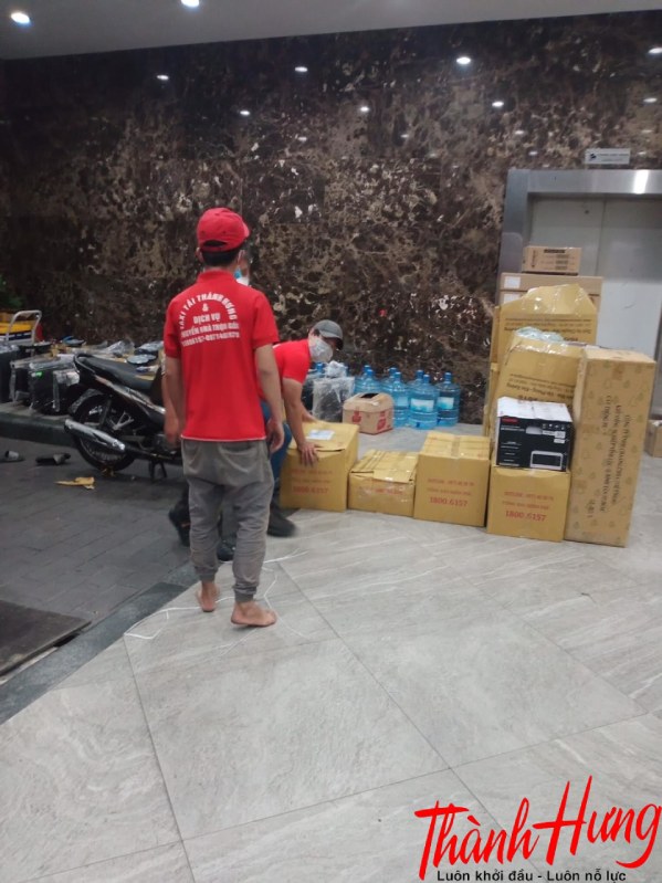 Vận chuyển tại huyện Ứng Hòa gặp nhiều khó khăn.