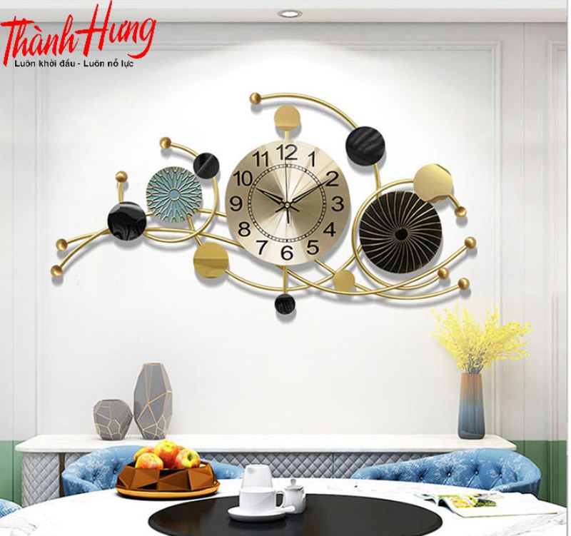 Một chiếc đồng hồ treo tường không chỉ giúp gia chủ quản lý thời gian hiệu quả mà còn tô điểm cho không gian sống thêm phần sang trọng, hiện đại.