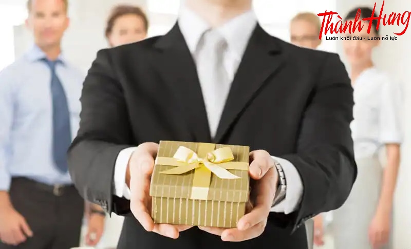 Nên tặng những món quà thiết thực với gia chủ.