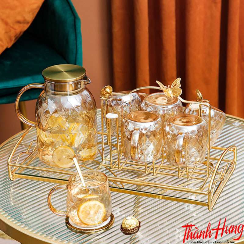 Bộ ly thủy tinh sẽ giúp gia chủ thưởng thức trọn vẹn hương vị của đồ uống, đồng thời tô điểm cho không gian phòng khách thêm phần tinh tế, sang trọng.