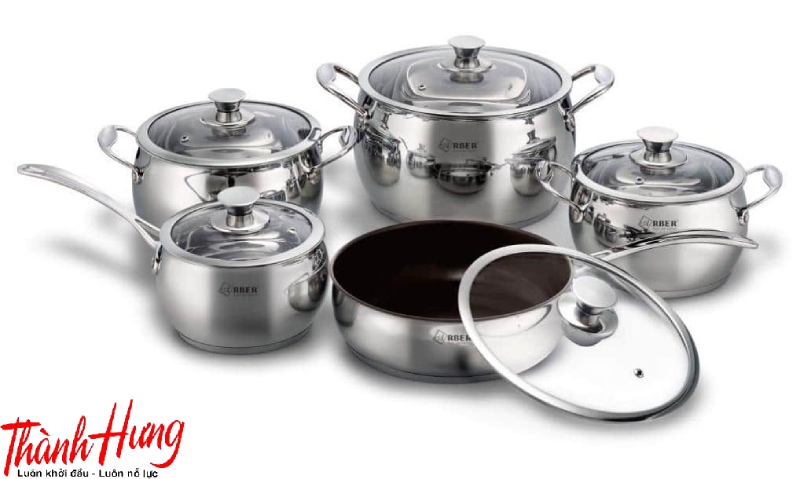 Khi tặng bộ nồi inox, bạn nên chú ý đến chất liệu, kích thước, kiểu dáng và số lượng nồi trong bộ để phù hợp với nhu cầu của gia chủ.