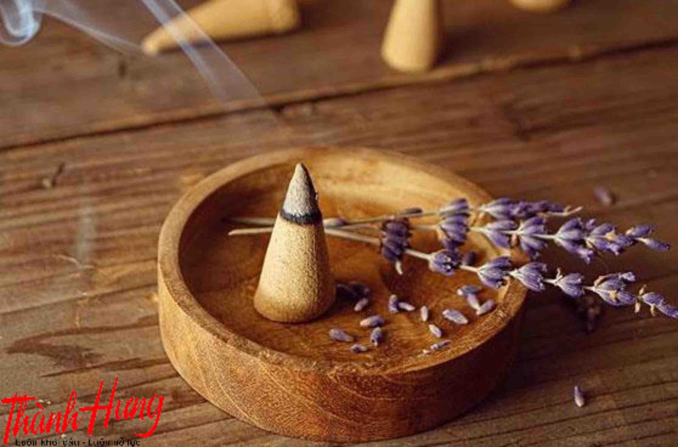 Xông nhà bằng nụ trầm hương giúp xua đuổi tà khí.