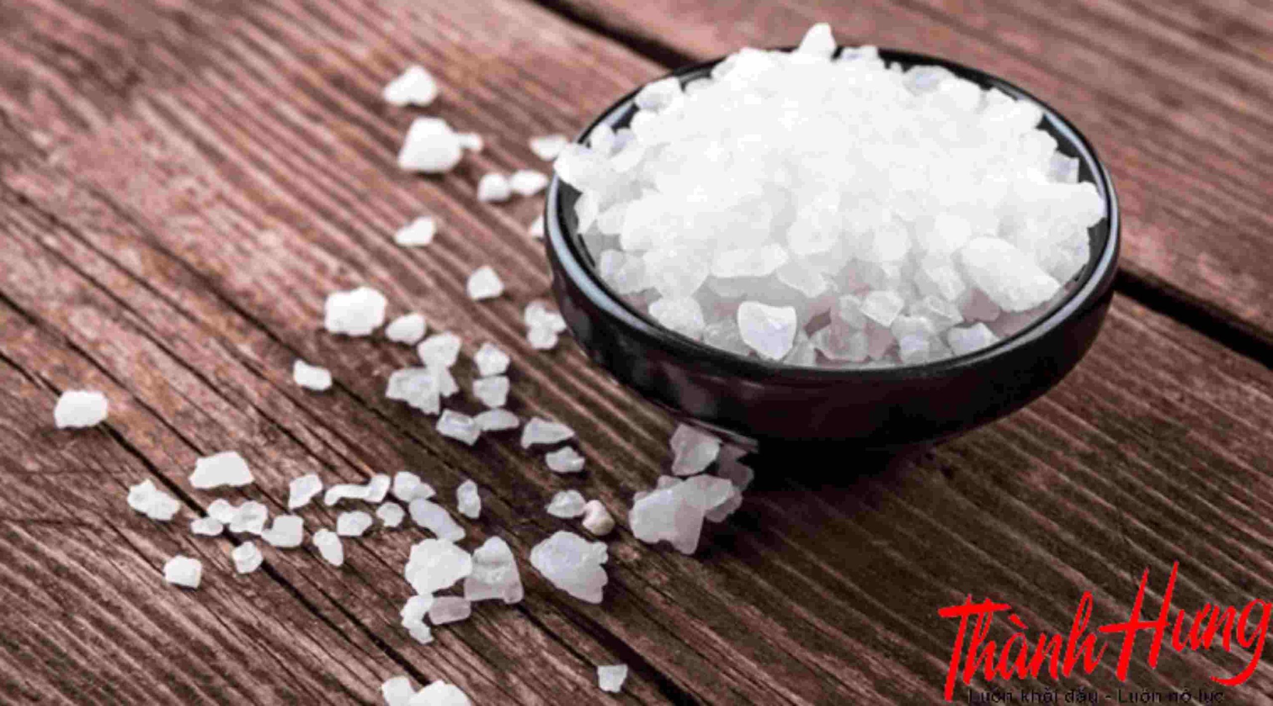 Xông nhà bằng muối là một cách đơn giản để tẩy uế không gian sống.