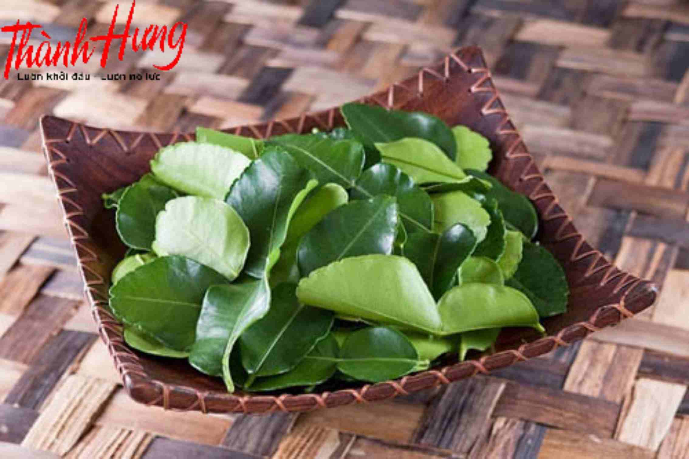 Xông nhà bằng lá bưởi sẽ giúp không gian sống của bạn trở nên sạch sẽ, thơm tho.
