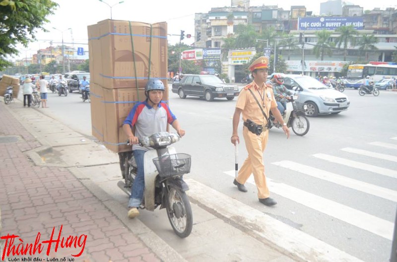 Bạn cần tuân thủ nghiêm ngặt các quy định về vận chuyển hàng hóa trên xe máy.