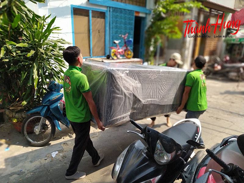 Vận chuyển tủ lạnh xuống xe một cách nhẹ nhàng.