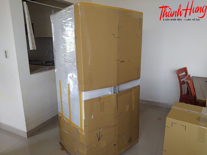 Đặt tủ lạnh vào thùng bìa cát-tông có chống sốc bên trong.