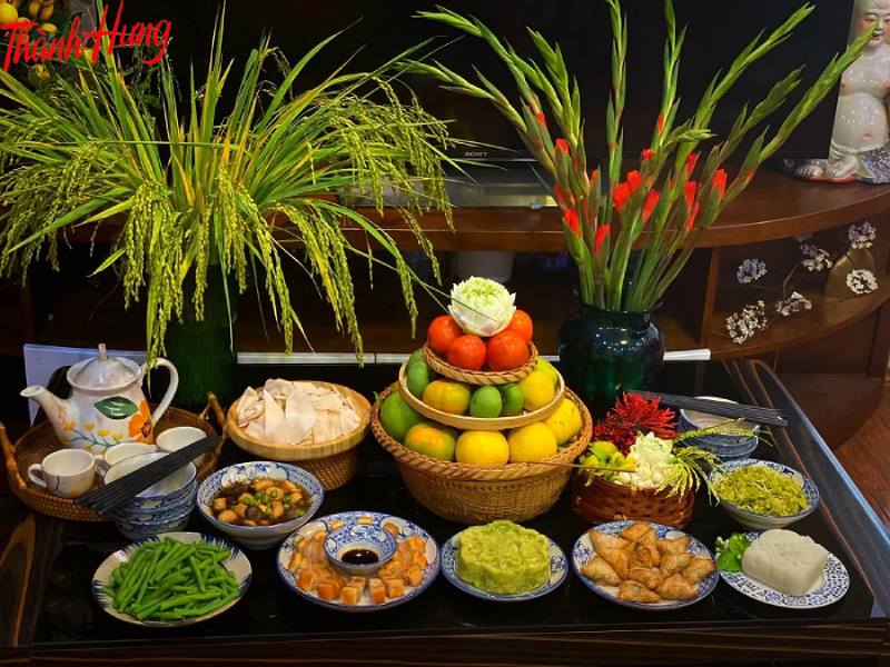Những món ăn không được để trực tiếp trên mâm mà phải đặt trên đĩa, bát.