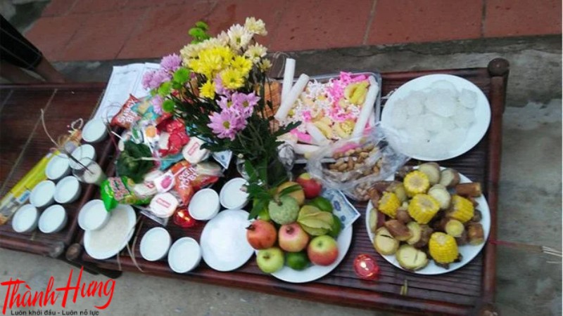 Về cơ bản, nghi lễ cúng cô hồn hàng tháng và cúng cô hồn vào rằm tháng 7 Âm lịch không có sự khác biệt quá lớn.