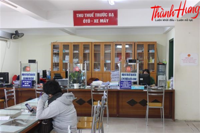 Để đăng ký xe máy điện, bạn cần đến Chi cục thuế cấp quận/huyện để nộp phí trước bạ của xe..